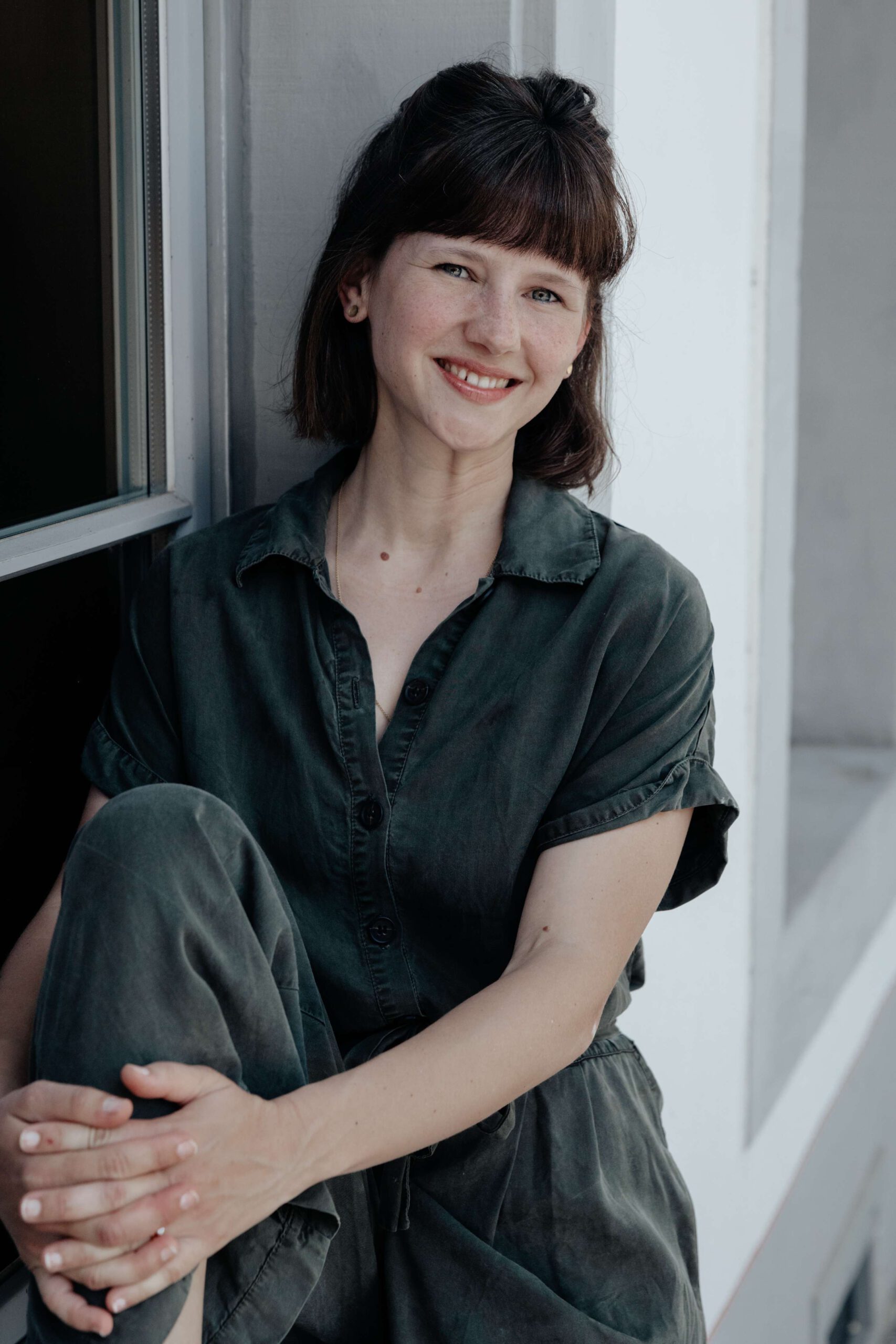 Portrait von Bettina, sitzend auf Fensterbalken.